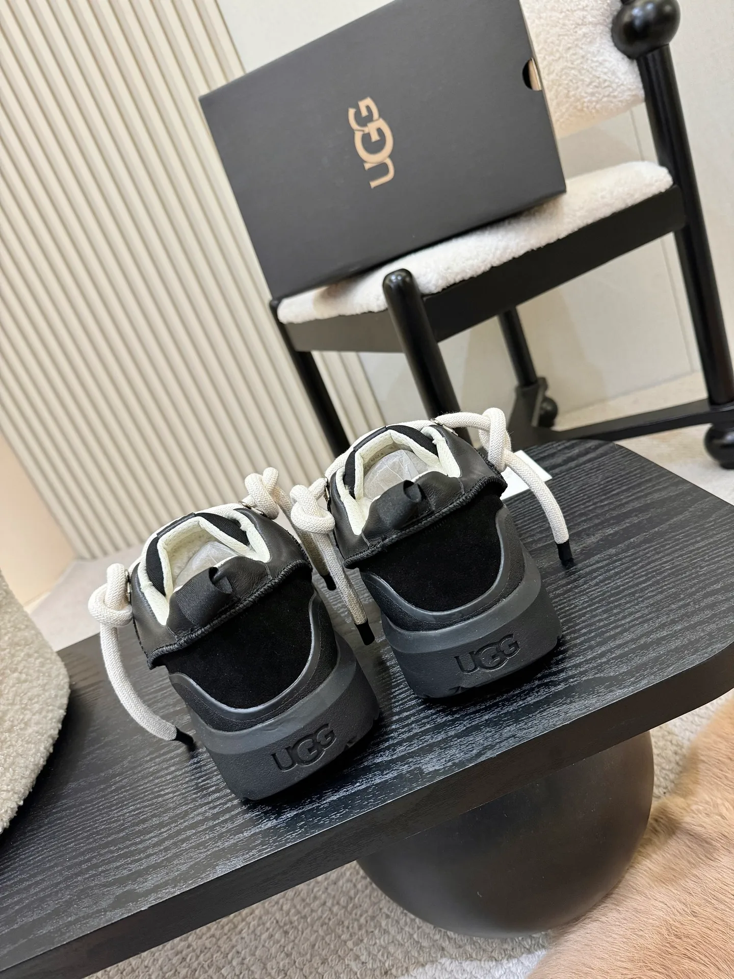 Men's shoes pP600! New UGG is on the market! Autumn and winter modern casual men's and women's low-cut shoes, snow boots, slippers, two-way shoes, this set of ugly bread shoes 🤏 Suede + sheepskin integrated lining, super convenient to step on. Adjustable upper straps. Velcro design adapts to various foot types. Thick soles hide flesh and are sexy, and feel like stepping on cotton☁️ When you go out on the street, you are chased and asked 🔗 Do you want to be lazy and fashionable in autumn and winter? Just lock this one💥 Style number, 1171355, size 35-41, men’s size 39-45